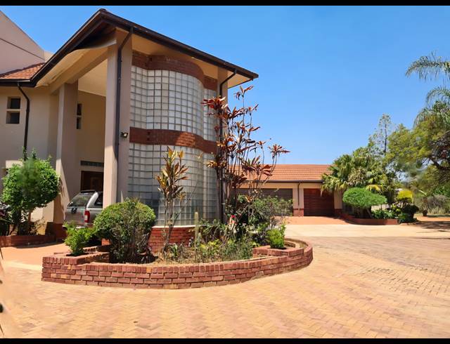 6 BEDROOM FREESTANDING FOR SALE IN BROADLANDS ESTATE